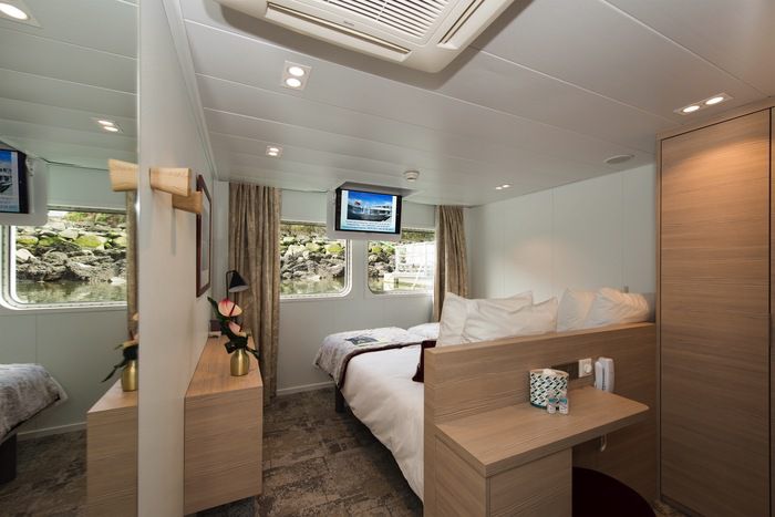 Main Deck 2 Adjustable Twin Beds CAT. A
